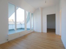 gro�er Dielenbereich Begehrtes FRIEDENAU! Sonnige DG-Wohnung, 3 bzw. 4 Zimmer, 2 gro�e Terrassen, frisch renoviert