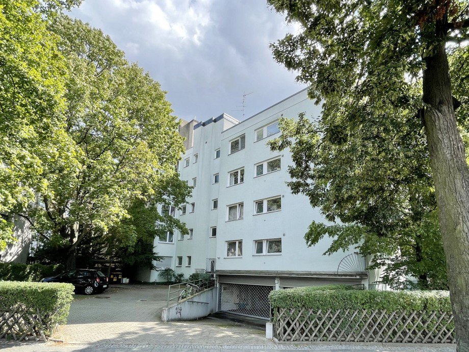 Hausansicht m. TG-Einfahrt Etagenwohnung Berlin