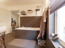Master-Bad *Prov.frei* Neuwertiger Schweden-Bungalow, Kfw 70 Haus, barrierefrei, sparsam, hochwertig, modern
